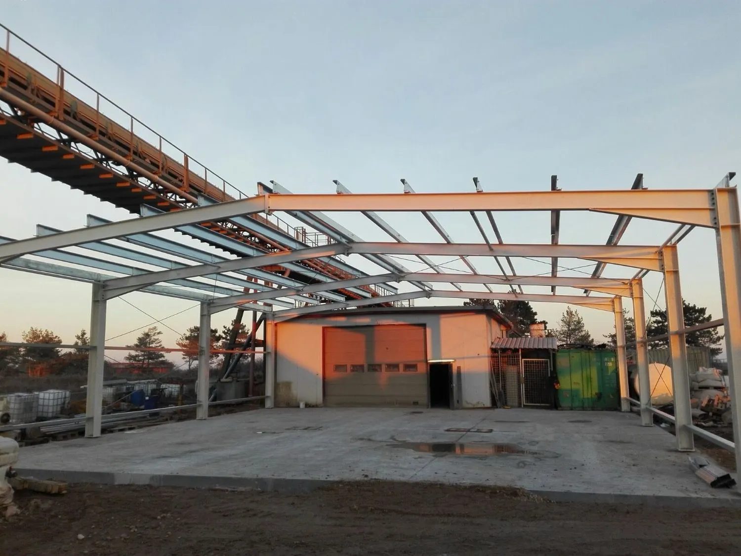 Stahlkonstruktion einer Halle mit Dachbindern kurz vor der Fertigstellung