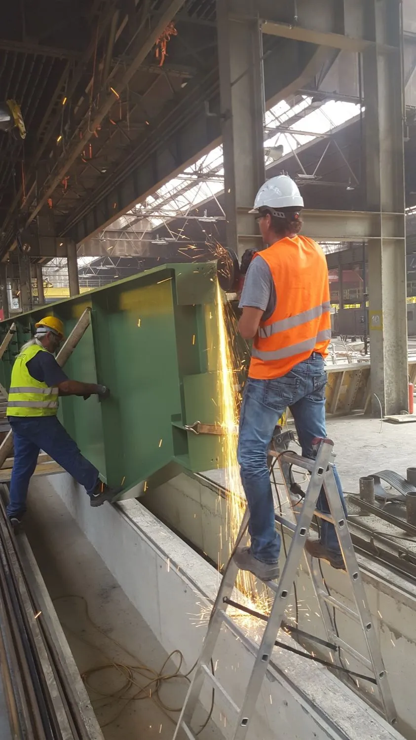 Monteur von HP Industries bei Arbeiten am Kranbahnträger in der Werkshalle