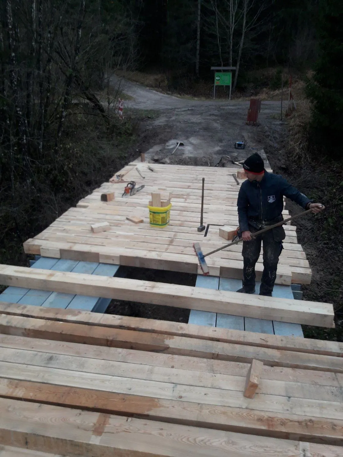 Verlegen des Lärchenholzbelags auf der Stahlkonstruktion der Brücke