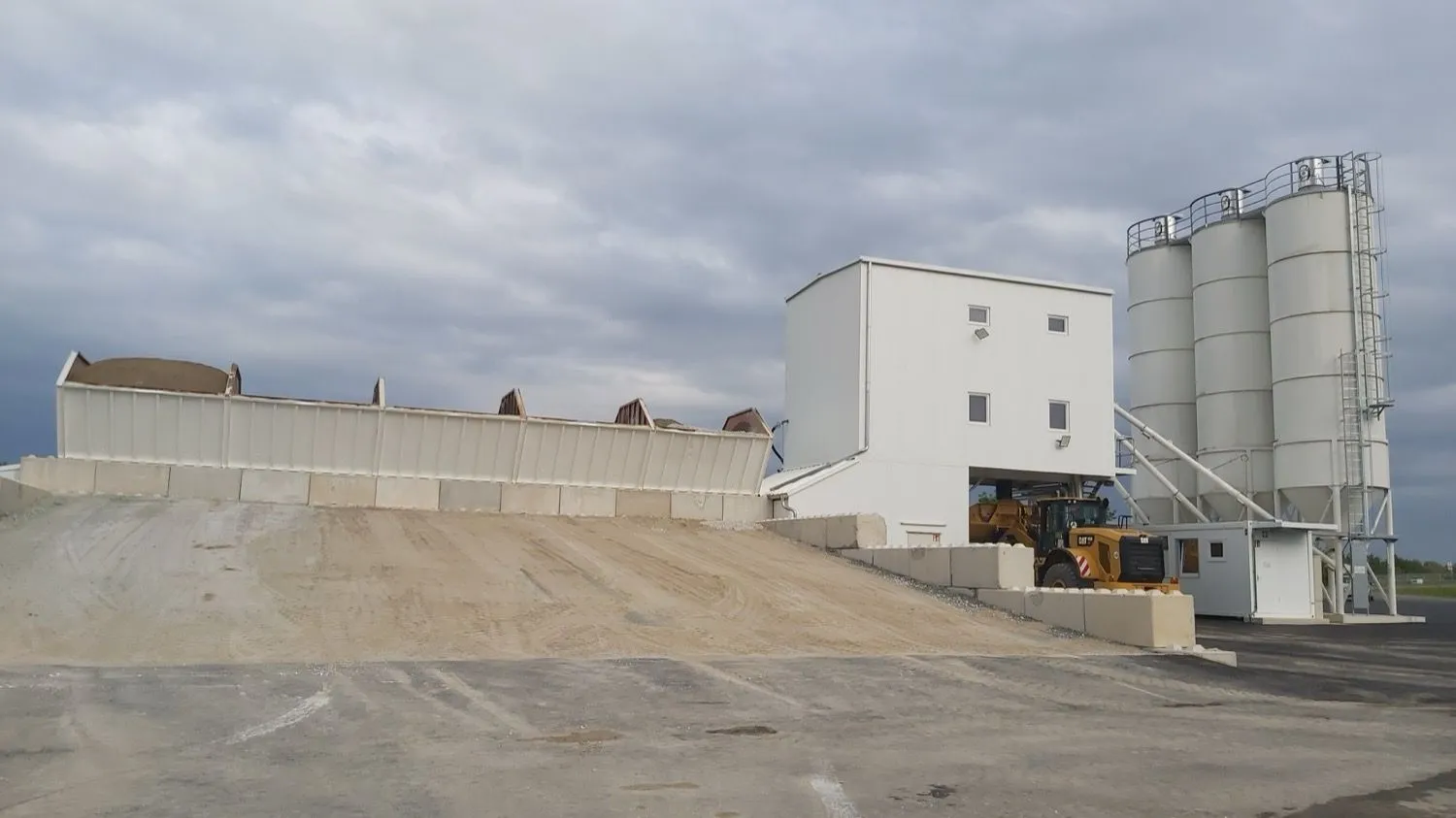 Betonwerk mit Zementsilos und Verladefläche – Anlagenbau von HP Industries